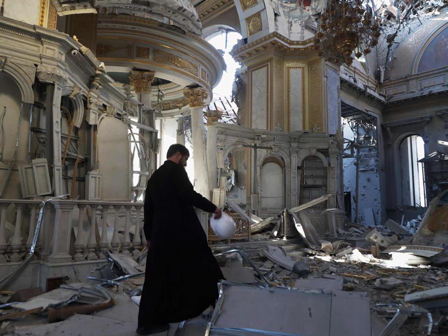 L’Unesco ha condannato l’attacco della Russia al centro storico di Odessa, protetto dalla Convenzione sul patrimonio mondiale. L'attacco ha rivelato danni a diversi musei all’interno della proprietà del Patrimonio Mondiale, tra cui il Museo Archeologico di Odessa, il Museo Marittimo di Odessa e il Museo della Letteratura di Odessa. Erano stati tutti contrassegnati dall’Unesco e dalle autorità locali con lo Scudo Blu, emblema distintivo della Convenzione dell’Aia del 1954 (Oleksandr Gimanov / Afp)
