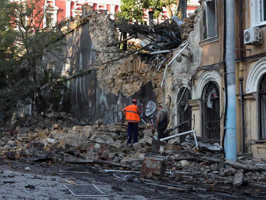 Già Il 21 luglio l’Unesco aveva condannato gli attacchi russi al centro storico di Odessa, dichiarato patrimonio dell’umanità all’inizio di quest’anno.  La Cattedrale della Trasfigurazione fu fondata nel 1794. L’edificio originale fu distrutto dalle forze sovietiche nel 1936 e la nuova cattedrale fu fondata nel 2003.    Nell’ultima settimana la Russia ha colpito più volte Odessa con missili contro preziose infrastrutture (Oleksandr Gimanov / Afp)
