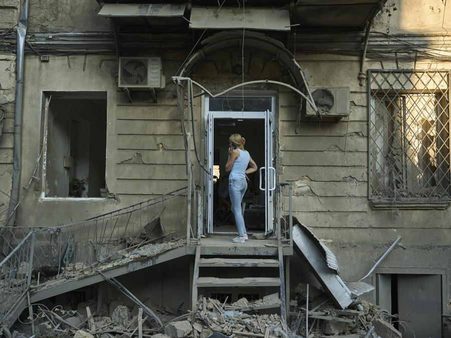 Odessa è stata colpita da almeno 5 tipi di missili russi. Secondo il Comando operativo Sud dell’esercito di Kiev, i russi hanno usato nell’attacco missili Kalibr, Oniks, Kh-22, Iskander-K e Iskander-M. Una parte significativa dei missili è stata distrutta dalle forze di difesa aerea. Il resto ha causato la distruzione delle infrastrutture portuali, oltre a danni a edifici residenziali. (Ap Photo/Libkos)