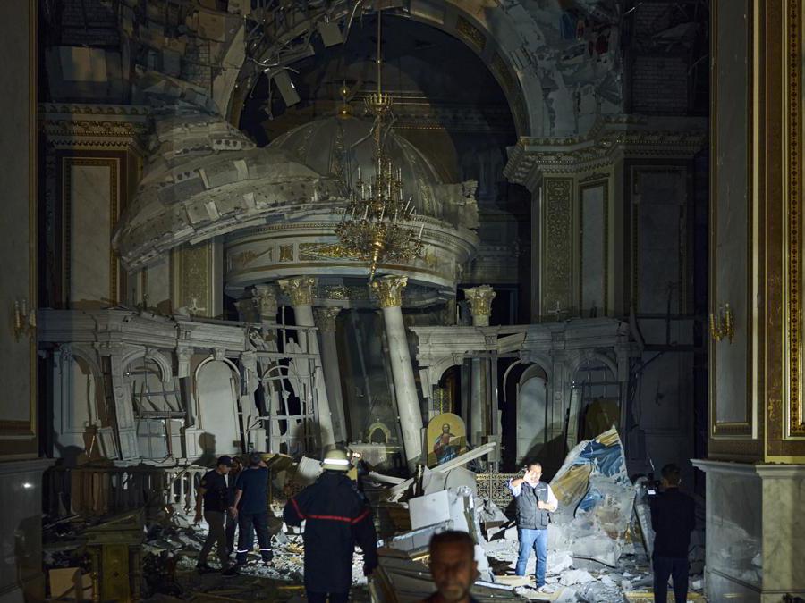 Per il vice premier e ministro degli Esteri Antonio Tajani, l'Italia sarà in prima linea per la ricostruzione di Odessa. «I bombardamenti russi su Odessa hanno distrutto parte della Cattedrale della Trasfigurazione, un atto indegno. L’Italia, dopo aver sostenuto Odessa per diventare patrimonio culturale dell'Unesco, sarà in prima linea per la ricostruzione della città». (AP Photo/Libkos)