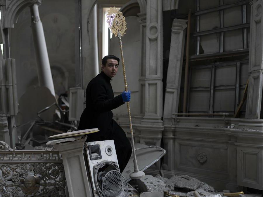 L’esercito russo ha lanciato una imponente ondata di 19 missili contro la regione di Odessa. L'Aeronautica militare ucraina ha sottolineato che l’antiarea ucraina non può abbattere i missili Kh-22 e Onyx poichè i moderni sistemi forniti dai partner internazionali non sono sufficienti per “chiudere il cielo” sull’Ucraina. «La difficoltà di rilevare i missili da crociera Onyx russi è dovuta al fatto che volano a una velocità di oltre 3.000 km all’ora e possono effettivamente volare a 10-15 metri sopra l’acqua». (Ap Photo/Jae C. Hong)