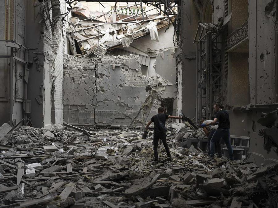 Il ministero della Difesa russo, fornendo la sua spiegazione dell'attacco che ha devastato la cattedrale, ha riferito che «visti i filmati della Chiesa della Trasfigurazione di Odessa pubblicati dai residenti locali, la causa più probabile della sua distruzione è stata la caduta di un missile guidato antiaereo ucraino come risultato di azioni di operatori analfabeti dei sistemi di difesa aerea, che l’esercito di Kiev ha intenzionalmente posizionato in aree residenziali di zone popolate, anche nella città di Odessa». (Ap Photo/Jae C. Hong)