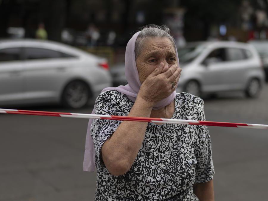 L'arcidiacono Andrii Palchuk ha riferito piangendo che la distruzione della cattedrale della Trasfigurazione, una delle più importanti e grandi cattedrali ortodosse di Odessa «è enorme, metà della cattedrale è ora senza tetto. Documenti e oggetti di valore sono stati portati all’esterno dell’edificio, il cui pavimento è stato inondato dall’acqua utilizzata dai vigili del fuoco per spegnere l’incendio. Palchuk ha detto che il danno è stato causato da un missile russo che è penetrato nell’edificio fino al seminterrato. Due persone che si trovavano all’interno in quel momento sono rimaste ferite. «Ma con l’aiuto di Dio, la ripristineremo». (Ap Photo/Jae C. Hong)