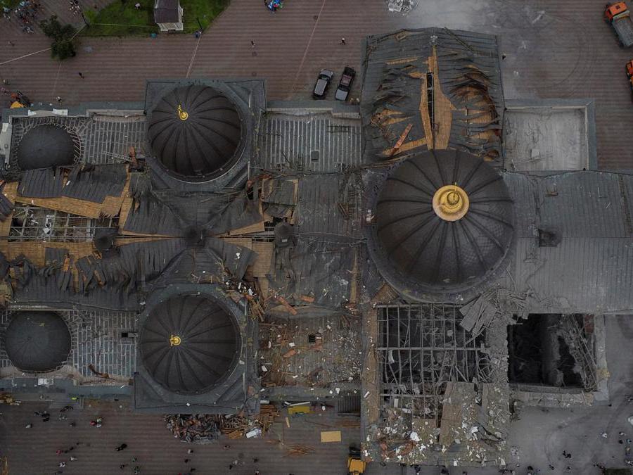 Una nota di Palazzo Chigi ha condannato i bombardamenti della città ucraina da parte delle forze militari russe. «Gli attacchi a Odessa, la morte degli innocenti, la distruzione della Cattedrale della Trasfigurazione, ci feriscono profondamente. Gli aggressori russi demoliscono i granai, privando di cibo milioni di persone affamate. Devastano la nostra civiltà europea, i suoi simboli sacri. Un popolo libero non si lascia intimidire, la barbarie non prevarrà». (Reuters/Yan Dobronosov)