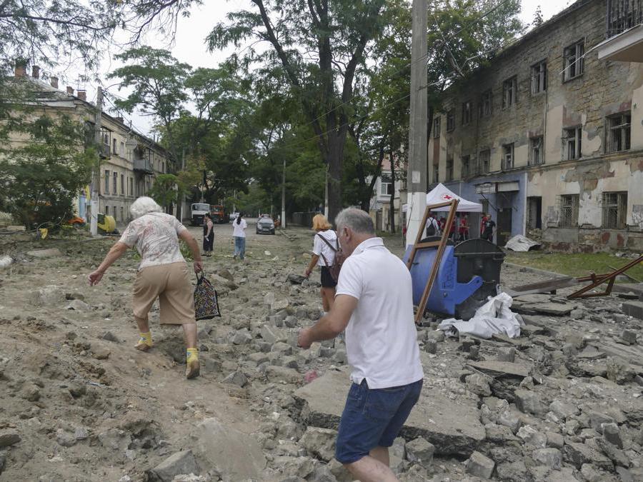 Per l'Unione Europea a Odessa è avvenuto un altro crimine di guerra del Cremlino. «Il continuo terrore missilistico russo sulla città protetta dall’Unesco di Odessa - ha scritto in un tweet l'Alto rappresentante dell'Ue, Josep Borrell - costituisce l’ennesimo crimine di guerra del Cremlino, che ha demolito anche la principale cattedrale ortodossa, patrimonio dell’umanità. La Russia ha già danneggiato centinaia di siti culturali, cercando di distruggere l’Ucraina» (Epa/Igor Tkachenko)