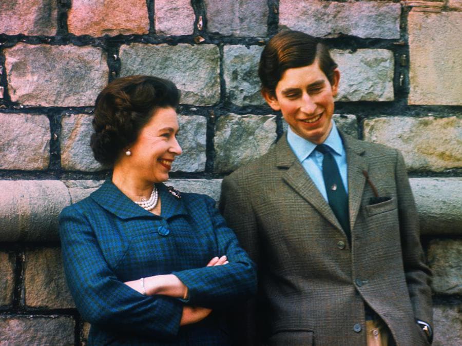 (Original Caption) Il principe Carlo e la regina Elisabetta sono raffigurati nella loro casa di Windsor