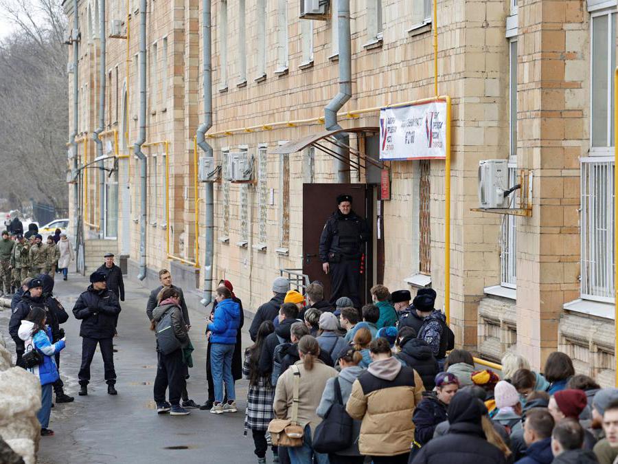 Persone  in fila per entrare in un seggio elettorale a Mosca.  Reuters/Maxim Shemetov