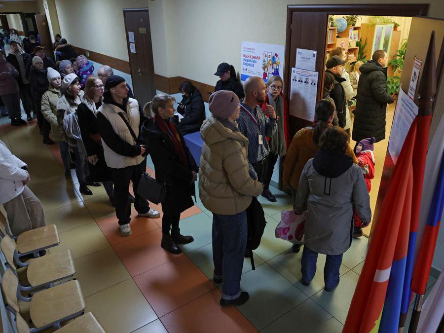 Persone in fila ai seggi a Kudrovo nella regione di Leningrado. Reuters/Anton Vaganov