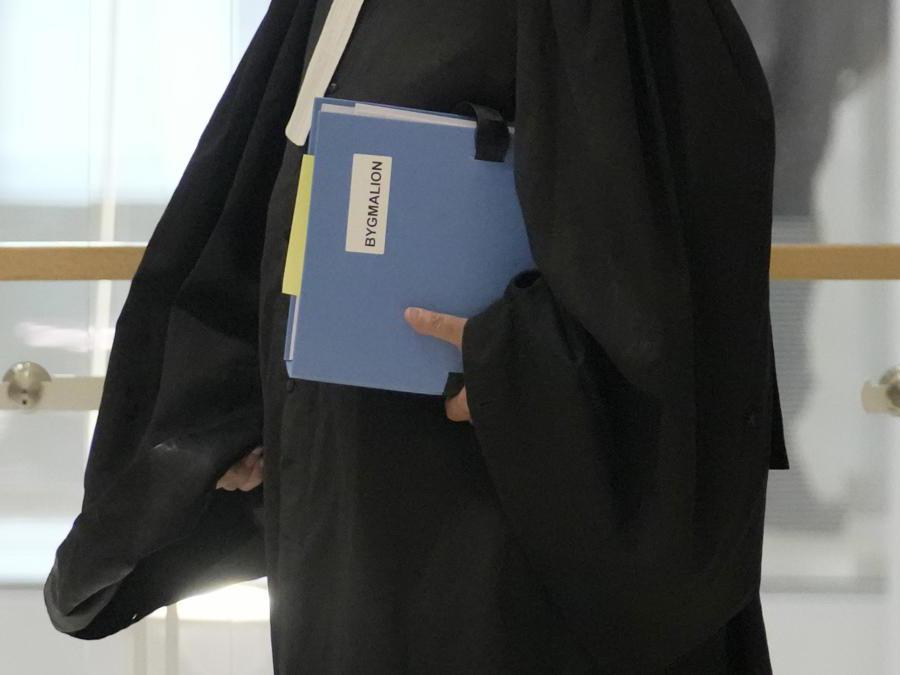 Thierry Herzog, avvocato dell’ex presidente francese Nicolas Sarkozy, porta con sé un fascicolo chiamato Bygmalion . L’ex presidente francese Nicolas Sarkozy è stato processato nel 2021 con l’accusa di aver finanziato illegalmente la sua candidatura per la rielezione del 2012. (AP Photo/Michel Euler)