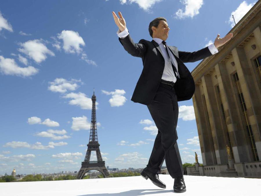 Nicolas Sarkozy reagisce ai sostenitori mentre arriva sul palco in piazza Trocadero per tenere un discorso durante un comizio elettorale di fronte la Torre Eiffel a Parigi nel 2012. AP Photo/Philippe Wojazer