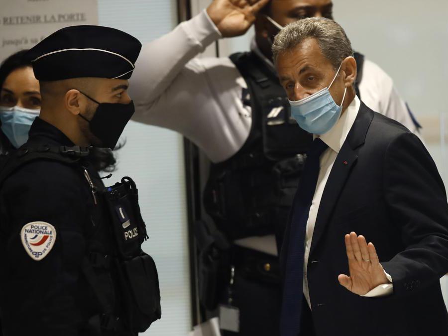 In questa foto d’archivio del 1 marzo 2021, l’ex presidente francese Nicolas Sarkozy arriva in aula di tribunale a Parigi.(AP Photo/Michel Euler, File)