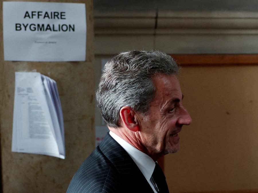 L’ex presidente francese Nicolas Sarkozy lascia la corte in seguito alla decisione del suo processo d’appello nel caso “Bygmalion”, che riguarda il finanziamento illegale della sua campagna presidenziale perduta nel 2012, presso il tribunale di Parigi. Reuters/Gonzalo Fuentes