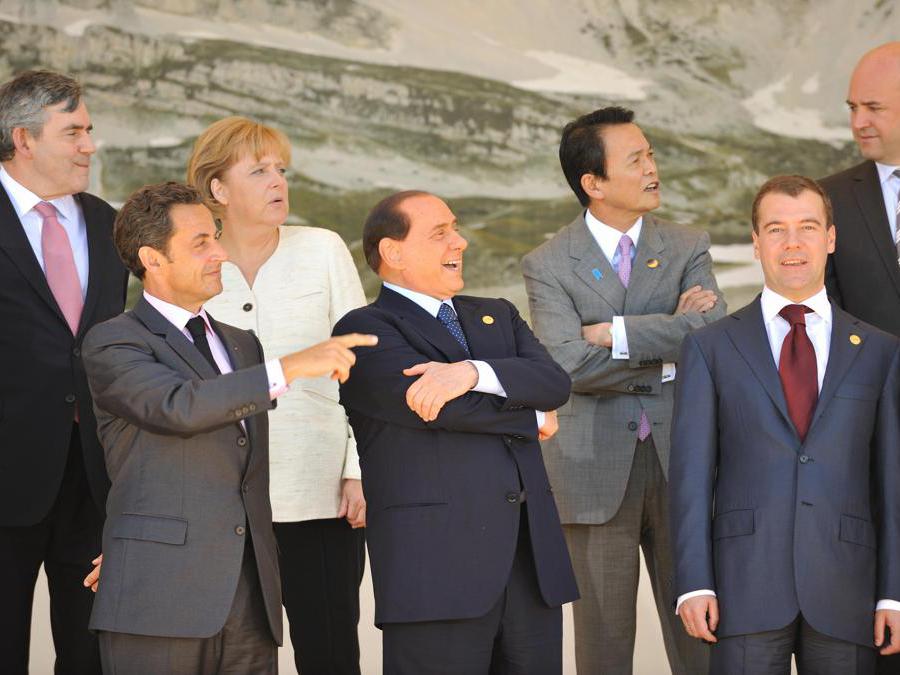L’ex presidente Sarkozy posa per la foto di gruppo insieme ad altri importanti leader del momento al G8 dell’Aquila nel 2009 . Eric Feferberg/AFP via Getty Images