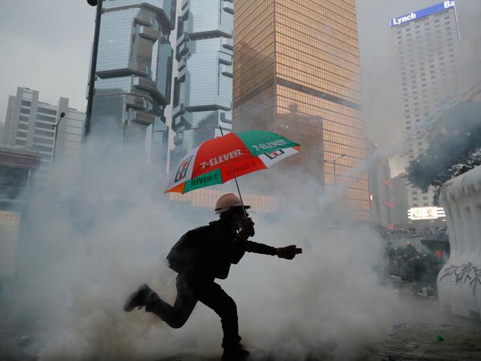 Scontri a Hong Kong tra polizia e manifestanti