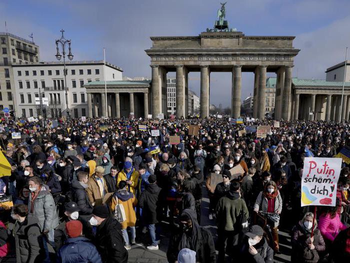 “Stop war!” Una marea umana per la pace attraversa il cuore di Berlino