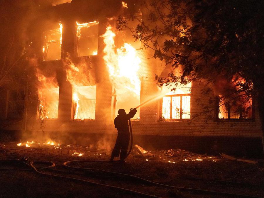 Pompieri alle prese con l’incendio in un ospedale a Mykolaiv provocato da un raid aereo russo (REUTERS/Stanislav Kozliuk)