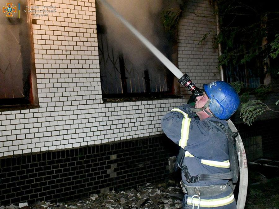 Pompieri alle prese con l’incendio in un ospedale a Mykolaiv provocato da un raid aereo russo (State Emergency Service of Ukraine in the Mykolaiv region/Handout via REUTERS)