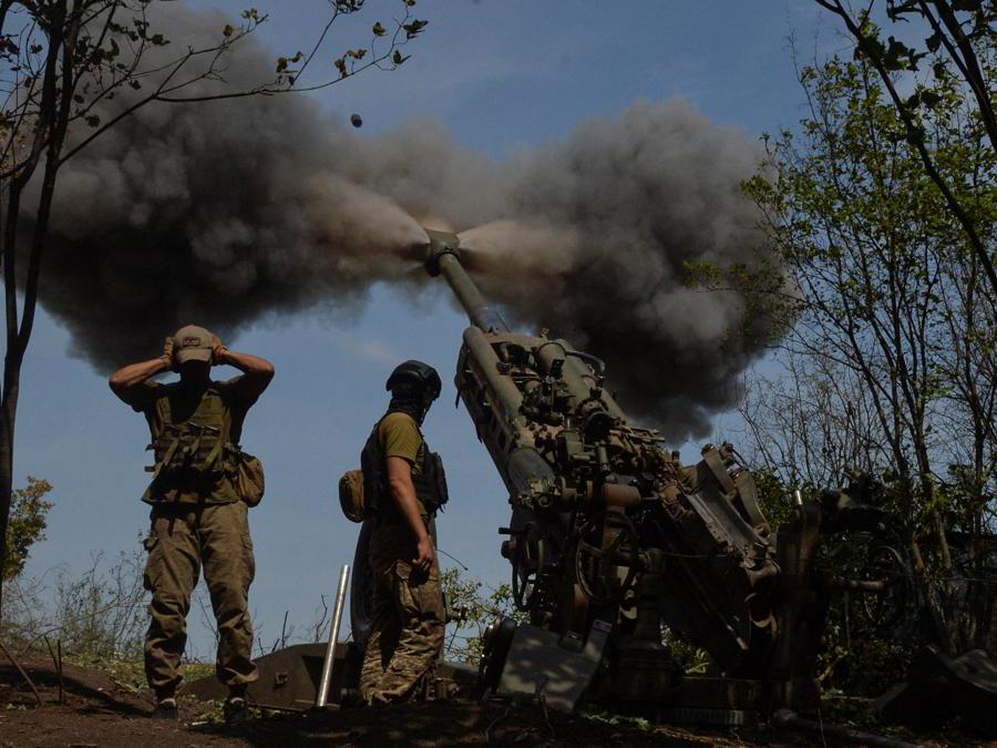 Regione di Kharkiv, soldati ucraini sparano con un cannone contro le postazioni russ (REUTERS/Sofiia Gatilova)