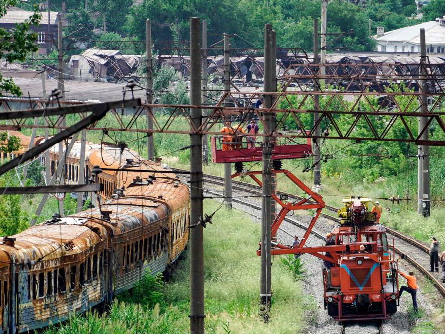 Mariupol, operai riparano la rete elettrica ferroviaria   (Photo by STRINGER / AFP)