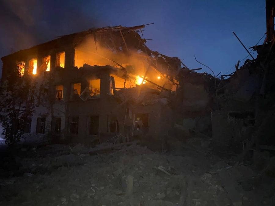 Un palazzo in fiamme a Mykolaivka, regione di Donetsk (State Emergency Service of Ukraine/Handout via REUTERS)
