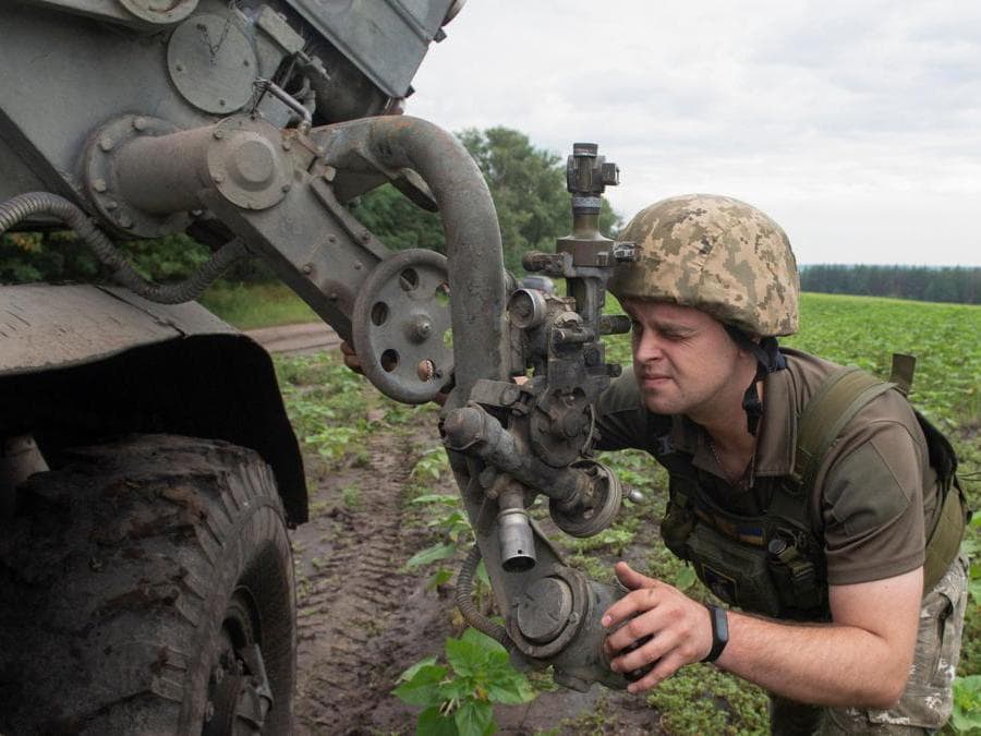 Un soldato ucraino al fronte nella regione di  Kharkiv (REUTERS/Sofiia Gatilova)