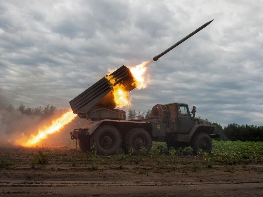Un lanciamissili ucraino al fronte nella regione di  Kharkiv (REUTERS/Sofiia Gatilova)