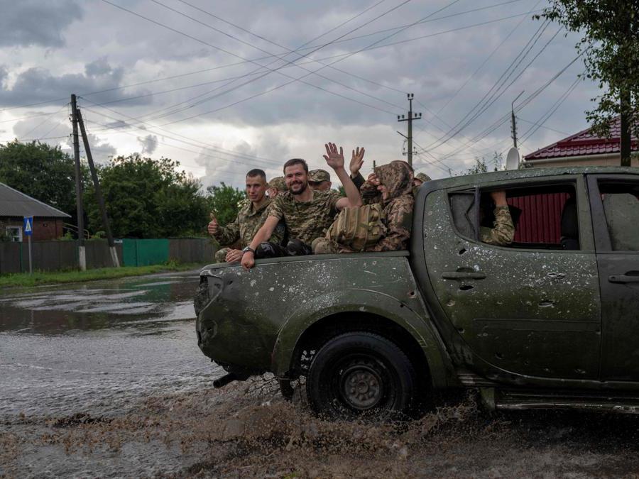 Sloviansk, Ucraina orientale, soldati ucraini a bordo di un pick up si recano al fronte (Photo by BULENT KILIC / AFP)