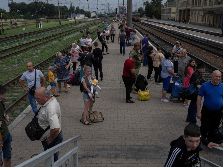People wait at the Pokrovsk train station to leave the Donbass region, eastern Ukraine, on August 2, 2022. (Photo by BULENT KILIC / AFP)