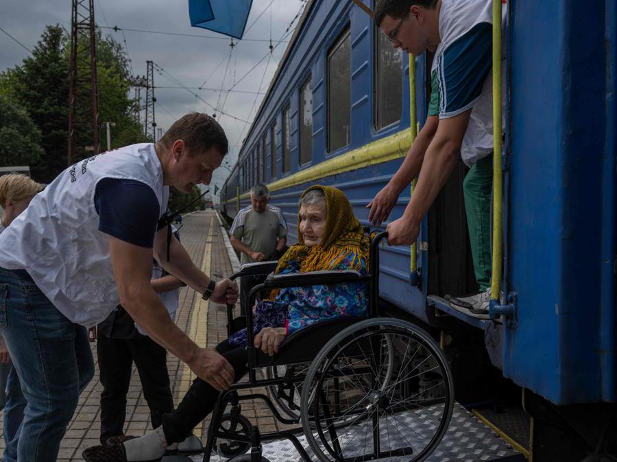 Un treno gestito da Medici Senza Frontiere per evacuare gli abitanti della regione di Donetsk (Photo by BULENT KILIC / AFP)