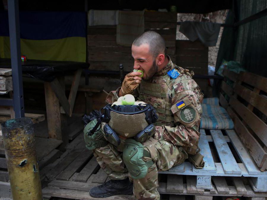 Un militare della Guardia Nazionale Ucraina al fronte, nei pressi di  Kharkiv (REUTERS/Vyacheslav Madiyevskyy)