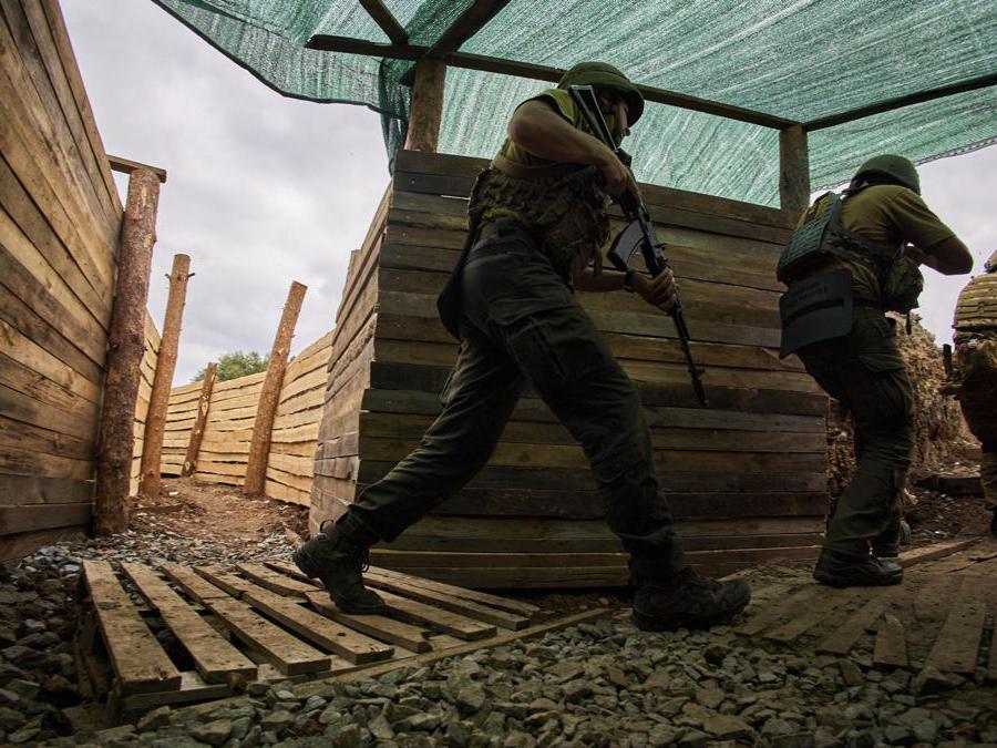 Un esercitazione di militari ucraini nell’area di Kharkiv (EPA/SERGEY KOZLOV)