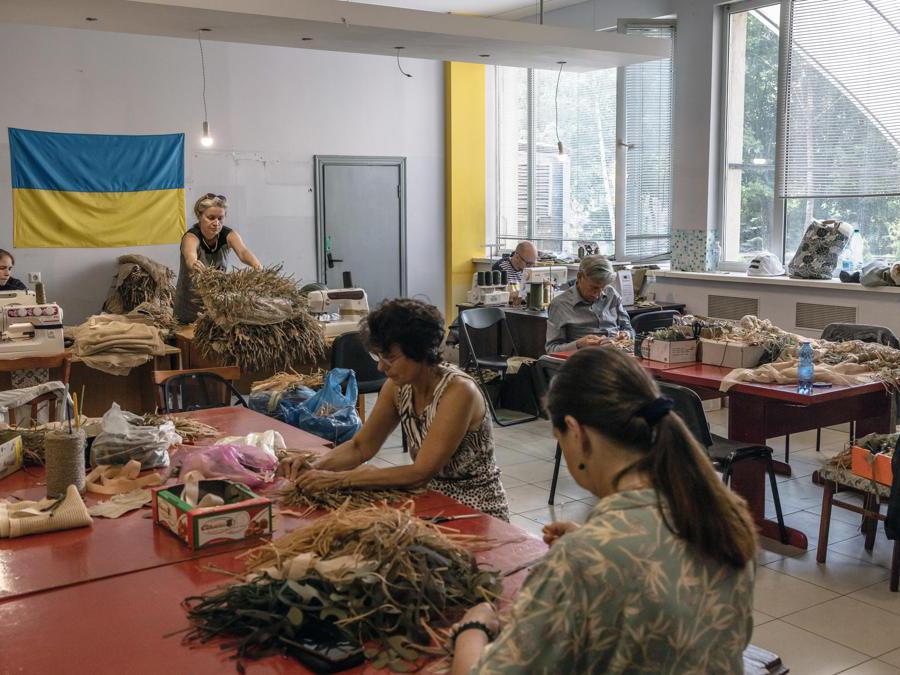 Volontarie producono reti e abbigliamento mimetico per i militari ucraini (EPA/ROMAN PILIPEY)