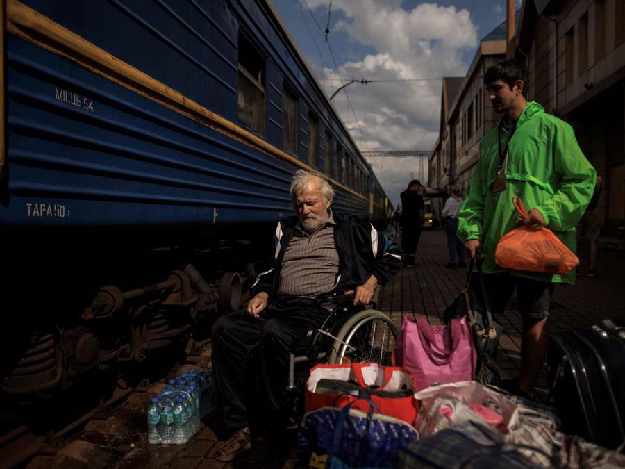 Profughi ucraini in attesa dei treni per Leopoli e Dnipro (REUTERS/Alkis Konstantinidis)