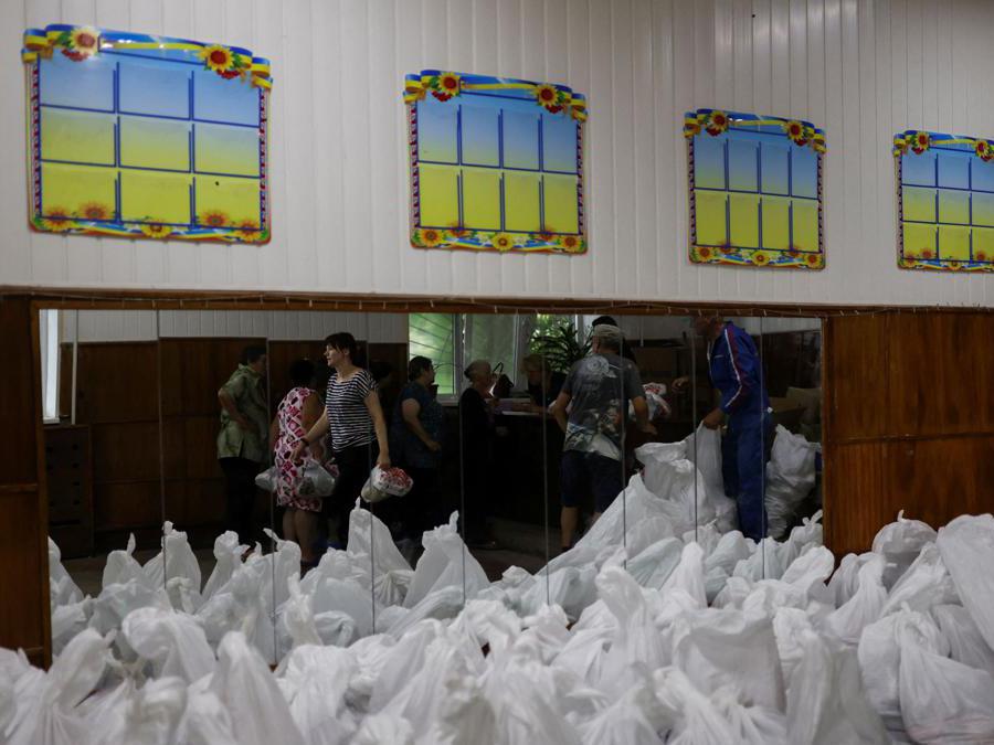Distribuzione di cibo ai civili di Malaya Rohan (REUTERS/Nacho Doce)