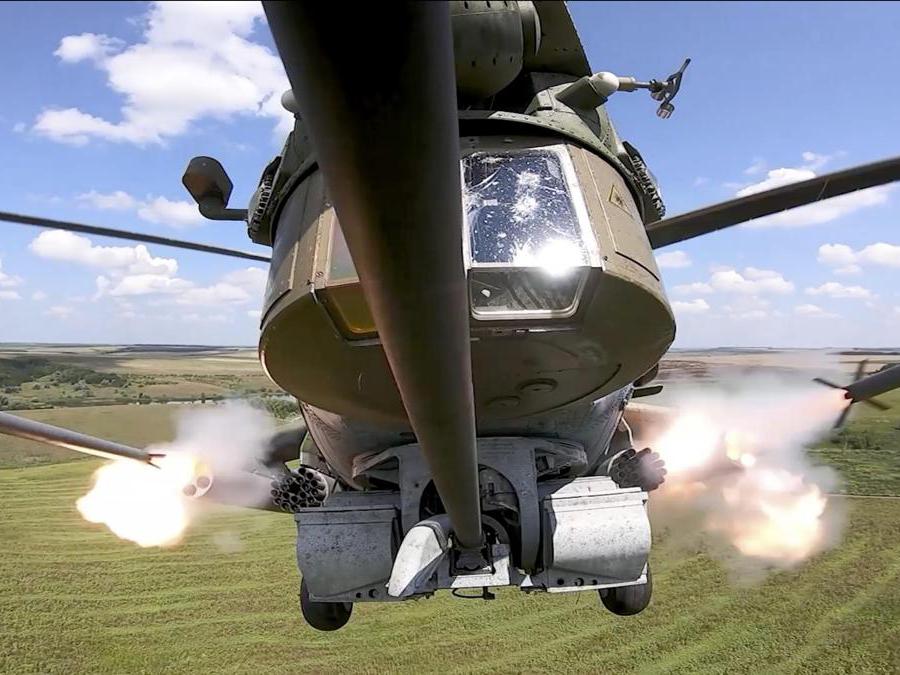 Un elicottero militare russo bombarda le postazioni ucraine (EPA/RUSSIAN DEFENCE MINISTRY PRESS SERVICE)