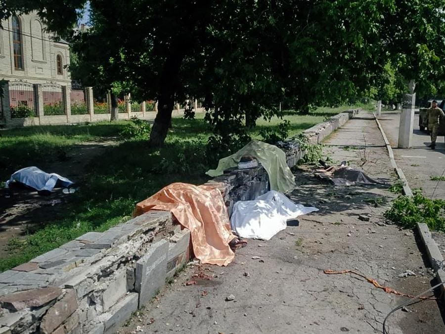Toretsk, regione di Donetsk, i corpi di civili ucraini colpiti da bombe alla fermata dell’autobus (Photo by Handout / Donetsk Regional Military-civil Administration / AFP)