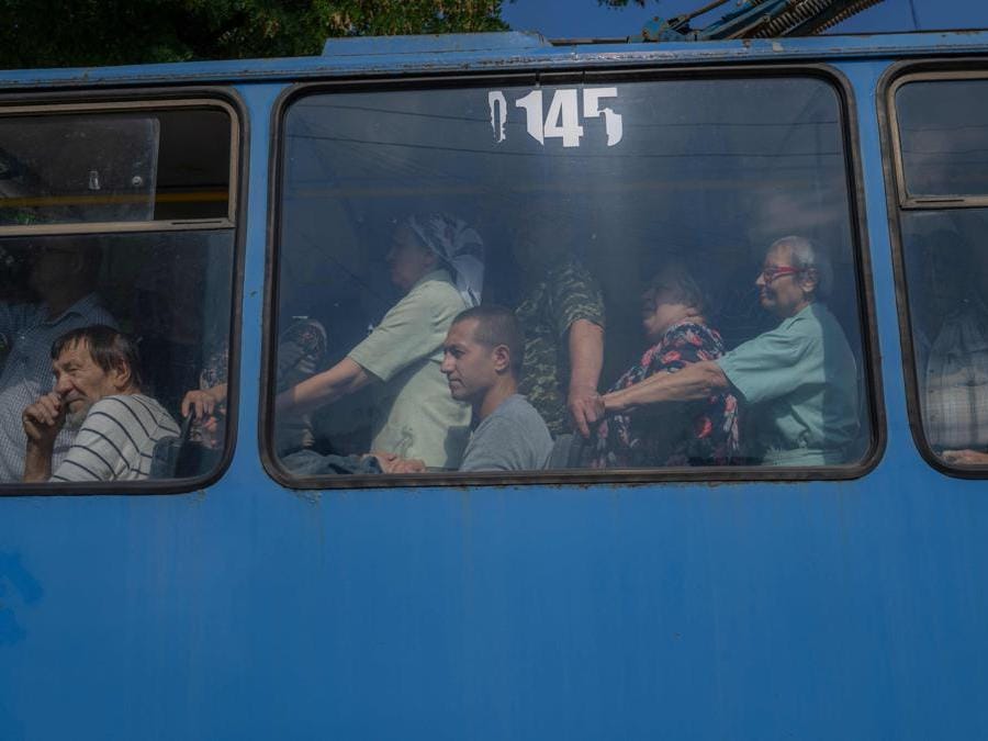 Kramatorsk, civili su un bus  (Photo by Bulent KILIC / AFP)