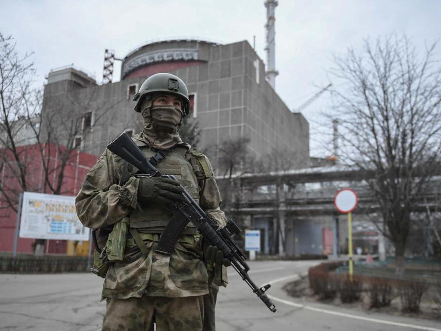 Un soldato russo all'ingresso della centrale nucleare di Zaporizhzhia (IPP/Konstantin Mihalchevskiy / Sputnik Enerhoda)