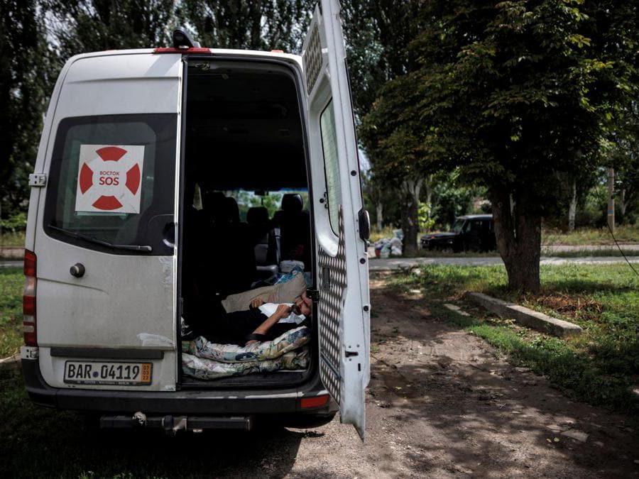 Bakhmut, un civile ucraino appena colpito da un ictus viene soccorso dai volontari dell’ONG "Vostok SOS" (REUTERS/Alkis Konstantinidis)