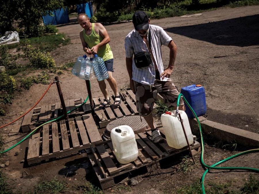 Sloviansk, civili ucraini riempiono taniche di acqua potabile (REUTERS/Alkis Konstantinidis)