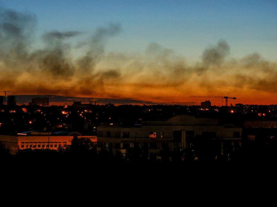Regione di Donetsk, il fumo causato dai combattimenti sale dai palazzi (REUTERS/Alexander Ermochenko)