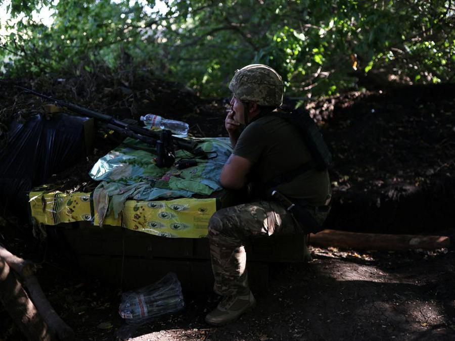Kharkiv, un soldato ucraino in postazione al fronte (REUTERS/Nacho Doce)