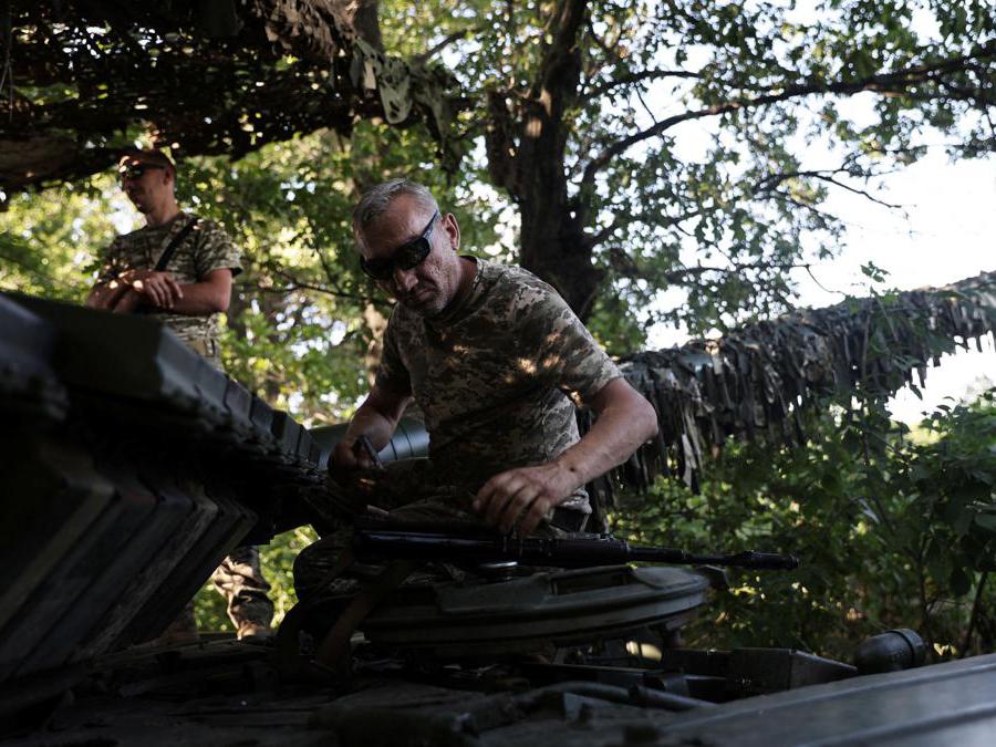 Kharkiv, soldati ucraini vicino a  un carro armato mimetizzato (REUTERS/Nacho Doce)