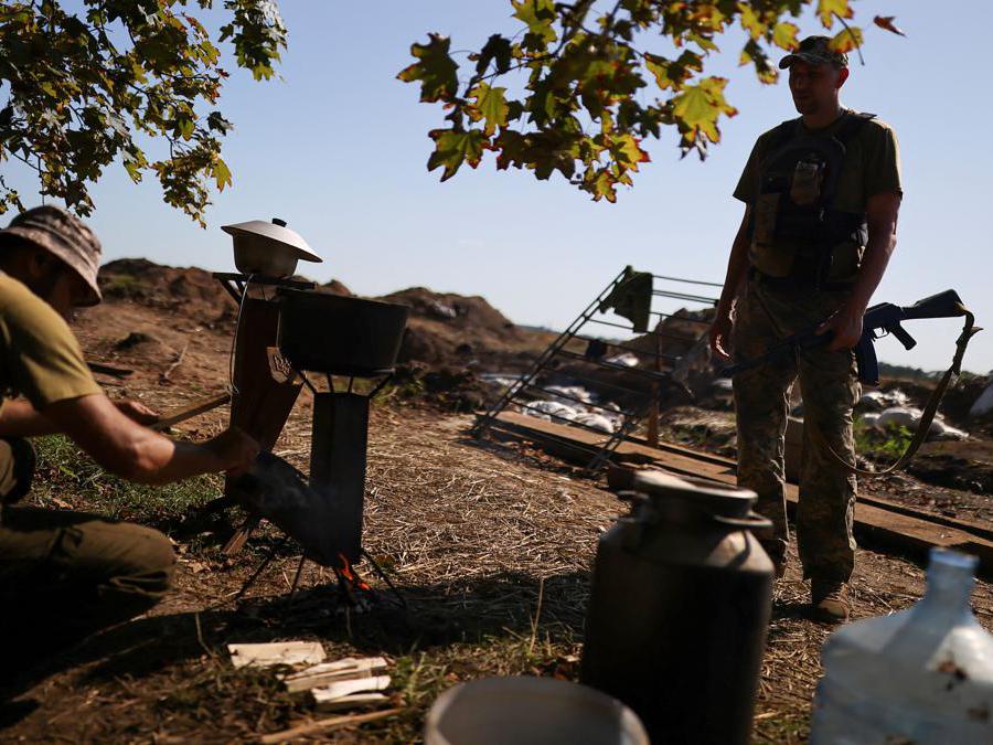 Kharkiv, un soldato ucraino ai fornelli (REUTERS/Nacho Doce)