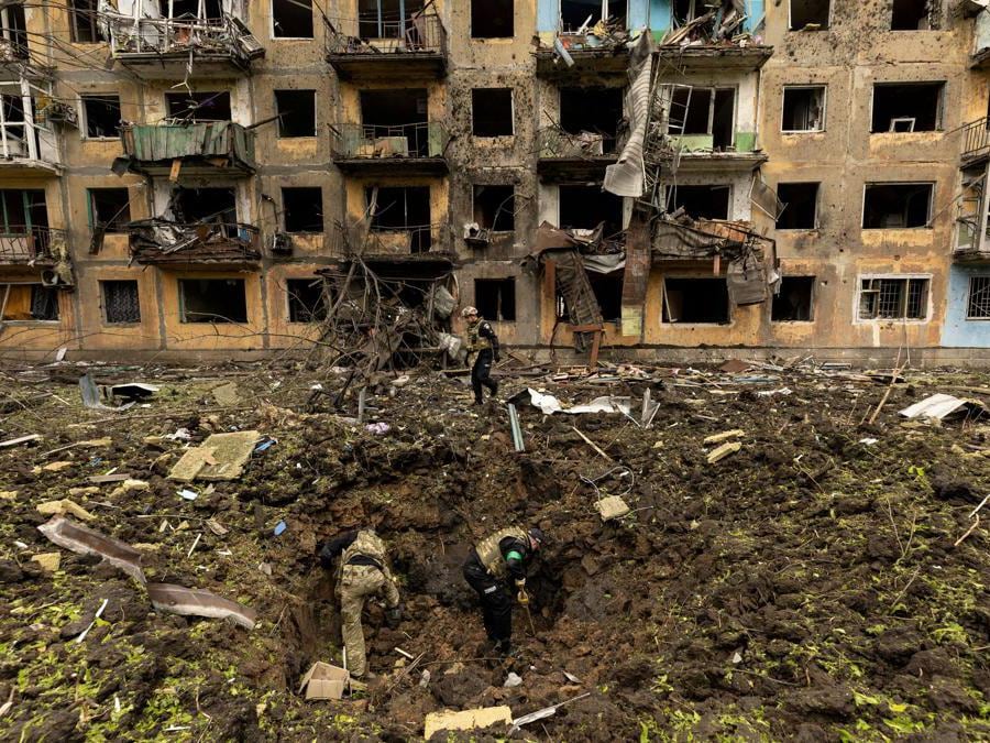 Kharkiv, soldati ucraini ispezionano un sito colpito da un missile russo (REUTERS/Jorge Silva/File Photo)