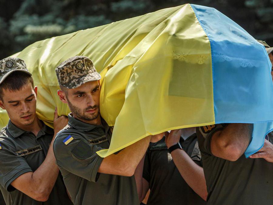 Il funerale di un soldato ucraino a Uzhhorod (REUTERS/Serhii Hudak)