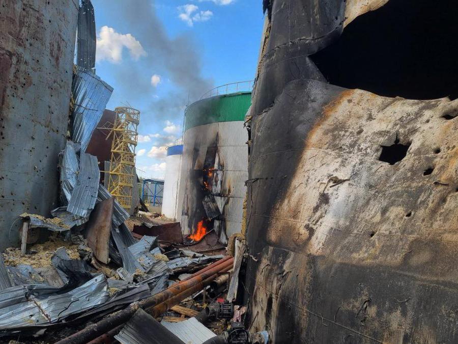 Un sito industriale distrutto dai bombardamenti russi a Mykolaiv (Photo by UKRAINIAN EMERGENCY SERVICE / AFP)