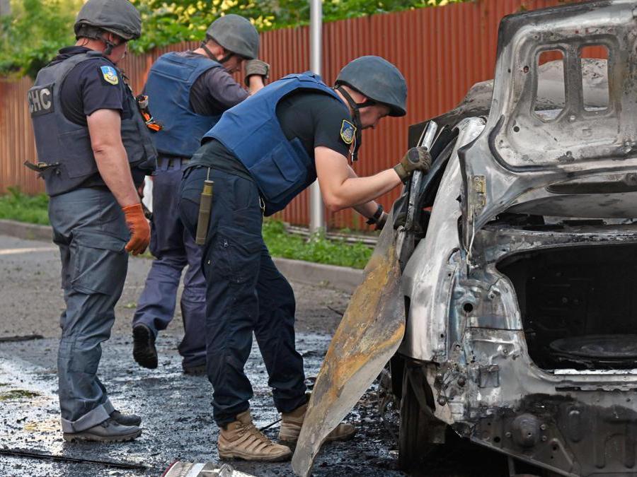 Kharkiv, sminatori esaminano un’auto (Photo by SERGEY BOBOK / AFP)