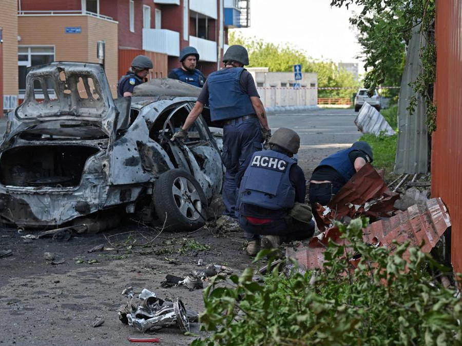 Kharkiv, sminatori esaminano un’auto (Photo by SERGEY BOBOK / AFP)