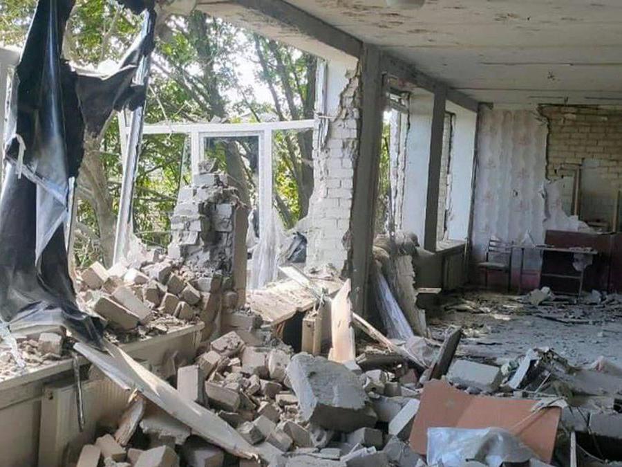 Un liceo distrutto nella regione di Dnipropetrovsk  (Photo by AFP)
